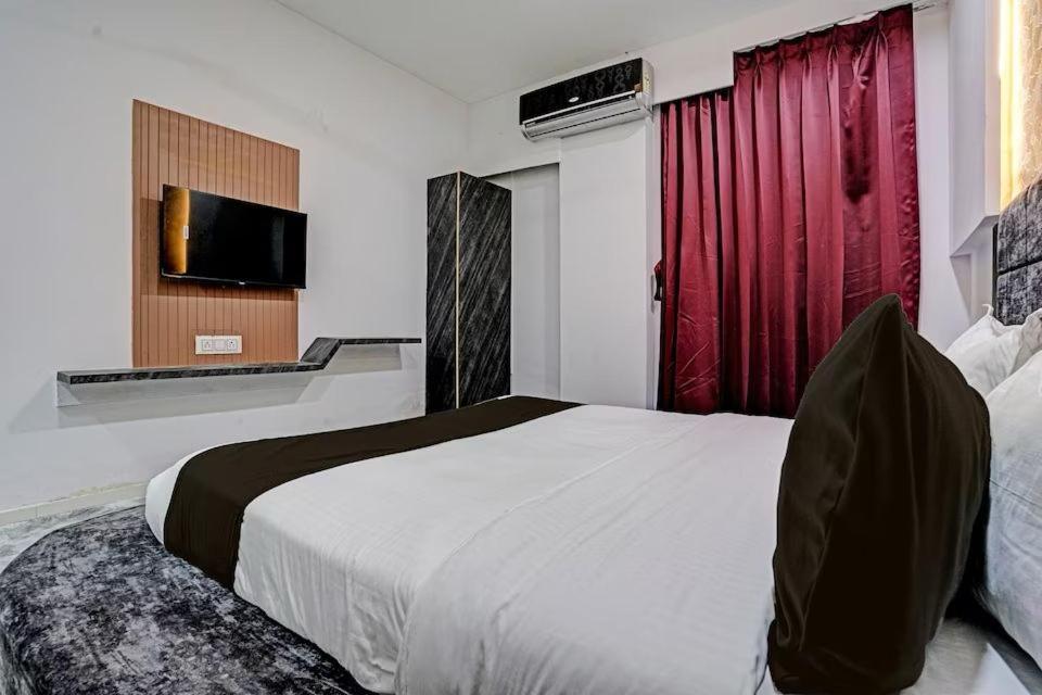 Hotel Star Galaxy Surat Exterior photo